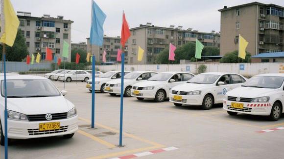 红兴隆驾校大门