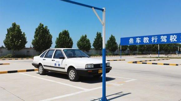 翼尊驾校大门