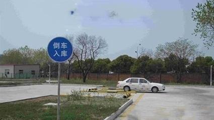 荣宸鸿运驾校大门