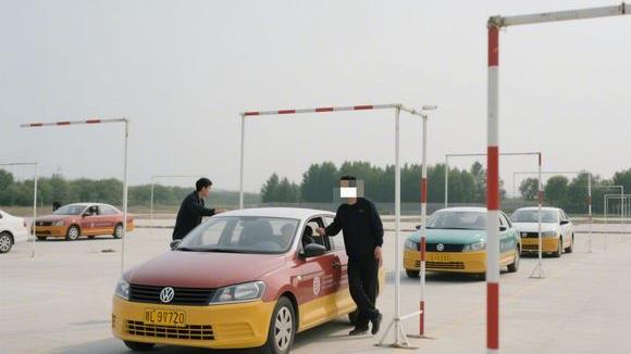通缘驾校大门